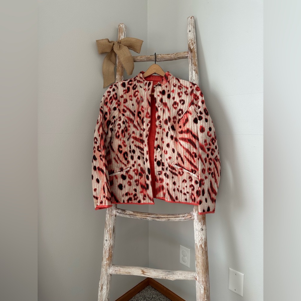 Reversible quilted jacket - coral and leopard print